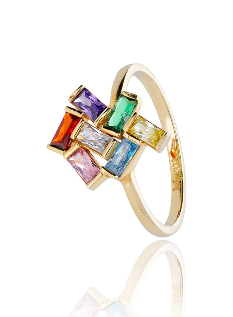 Jewelry shot at its best – gemstones and gold together in the game!