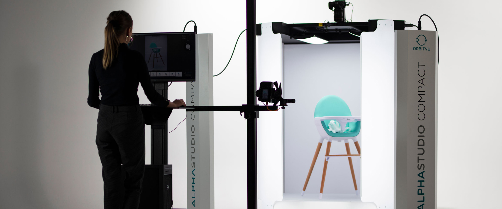  A photo of a photo shoot with Orbitvu’s Alphastudio Compact