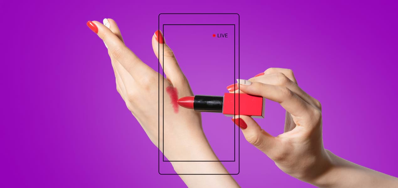hand holding a lipstick